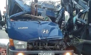 Xe tải đối đầu xe khách, 2 tài xế thương vong