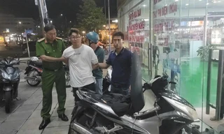 Bắt đối tượng dùng dao khống chế chủ cửa hàng cướp 6 điện thoại di động