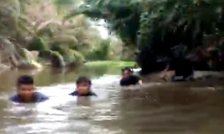 Hàng chục trinh sát lội bùn, ngâm mình trong nước gần 8 giờ để phá sới bạc giữa đầm lầy