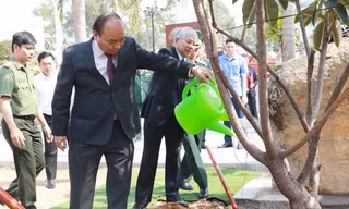 Thủ tướng Nguyễn Xuân Phúc trồng cây lưu niệm tại Đại học Nguyễn Huệ