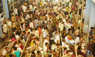 Chưa biết bao giờ bệnh viện mới hết cảnh như thế này. Ảnh: L.N