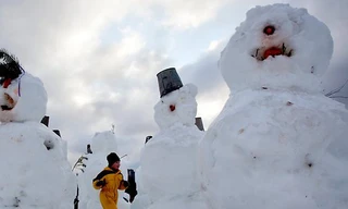 Cơ quan Môi trường Anh khuyên người dân nước này nặn càng nhiều người tuyết càng tốt để chống lụt do nhiệt độ tuần này bắt đầu tăng cao