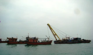 Một ngư dân bị gió thổi bay xuống biển