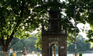 Lo ga tàu điện ngầm đặt bên Hồ Gươm