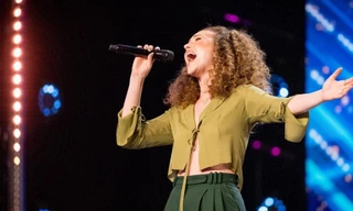 Giọng ca bí ẩn của phim "The Greatest Showman" nhận Nút vàng tại Britian's Got Talent