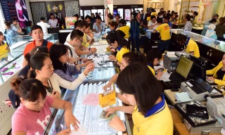 Người Sài Gòn đổ xô mua vàng ngày vía Thần tài giữa trưa