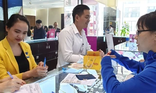 Clip người Sài Gòn chen chân mua vàng cầu may ngày Thần Tài