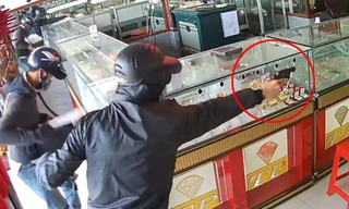 Hai tên cướp có súng xông vào tiệm vàng trên đường Trần Văn Mười cướp tài sản đã bị bắt. Ảnh cắt từ clip