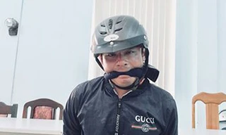 Cảnh sát phải giữ cho Nam không cắn lưỡi tự tử. Ảnh: VnExpress