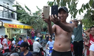 Chen chân livestream, chụp ảnh câu like khi công an khám xét nhà Phúc XO 