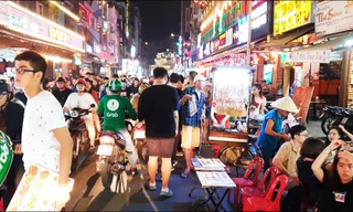 Cận cảnh tình trạng bát nháo trên các tuyến phố đi bộ ở Sài Gòn