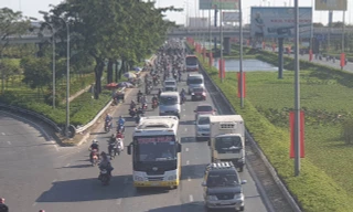 Xem 'biển người' trở lại Sài Gòn sau kỳ nghỉ Tết