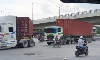 Ớn lạnh 'hung thần' container tung hoành trên đường phố Sài Gòn