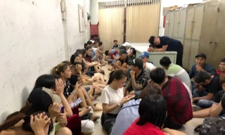 Hàng chục nam nữ phê ma túy lắc lư trong vũ trường ở Sài Gòn