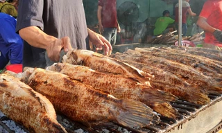 Tận thấy 'phố cá lóc nướng' ở Sài Gòn nhộn nhịp ngày vía Thần tài