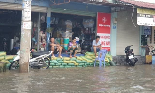 Dân Sài Gòn vật lộn với triều cường vượt mốc lịch sử