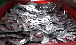 Bắt 4 đối tượng trong đường dây sản xuất bao cao su giả 