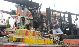 Cơ quan chức năng khám nghiệm hiện trường vụ cháy. 