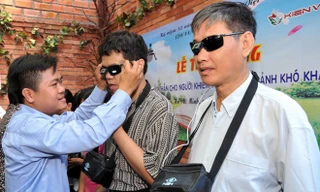 Tặng “mắt thần” cho thầy cô giáo, học sinh