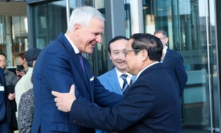 Thủ tướng làm việc tại Ngân hàng đầu tư châu Âu, thúc đẩy hai dự án Metro