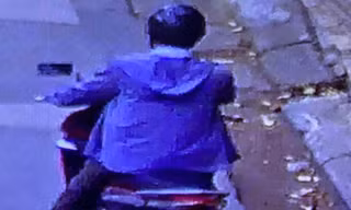 Truy tìm người đàn ông dụ dỗ các nam sinh tại cổng trường ở Hà Nội