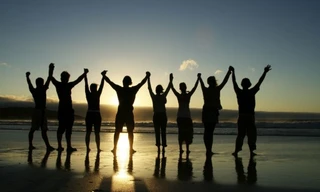 Đừng cố dán một nụ cười lên tấm ảnh lớp chỉ để “giải cứu” tình bạn bảy ngày