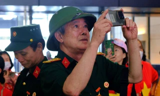 Người dân, cựu chiến binh đổ về Bảo tàng Lịch sử Quân sự Việt Nam