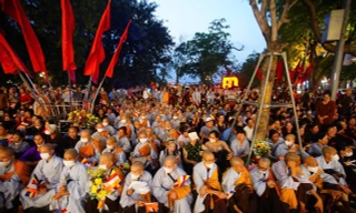 Dòng người đổ về phố đi bộ Hồ Gươm