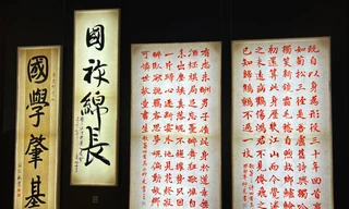 Thư pháp kết hợp công nghệ ánh sáng tại Văn Miếu