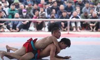 Người dân vây kín sới vật ở Hoài Đức (Hà Nội)