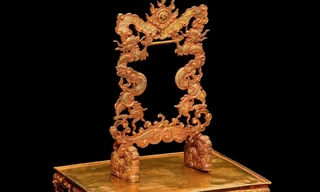 Cổ vật 'rồng khênh kiệu mặt trời' bằng vàng 18K có gì đặc biệt?