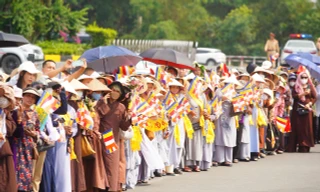 Hàng nghìn người chờ đoàn rước xá lợi Phật bên ngoài sân bay Nội Bài và cổng chùa Quán Sứ
