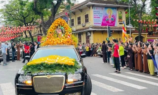 VIDEO: Đoàn xe rước xá lợi Phật rời Hà Nội, chuẩn bị đến Hà Nam