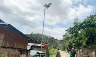 Mang ánh sáng đến với đồng bào Khơ Mú nơi biên giới