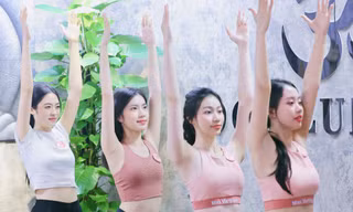 Thí sinh Hoa hậu Việt Nam khoe dáng săn chắc trên sàn tập