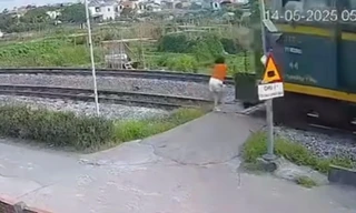 Clip cô gái bị tàu hỏa húc văng khi đi bộ qua đường ray