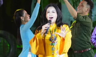 NSND Thanh Lam, NSƯT Kim Xuyến trình diễn áo dài ở Hoàng thành