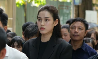 Hoa hậu Đỗ Thị Hà hòa vào dòng người đi viếng Tổng Bí thư Nguyễn Phú Trọng