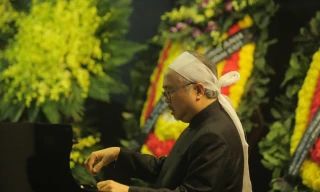 NSND Đặng Thái Sơn chơi piano tiễn biệt mẹ