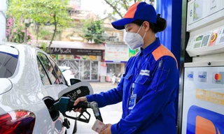 Giá xăng tăng, dầu diesel giảm