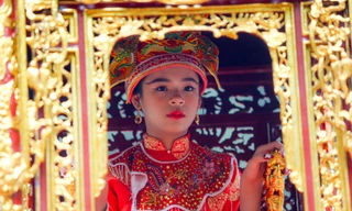 Thi nhau mừng tuổi cho nữ tướng 11 tuổi ở hội Gióng