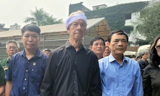 Cựu binh Mỹ đội khăn tang, mắt ngấn lệ viếng mẹ anh hùng liệt sĩ Đặng Thùy Trâm