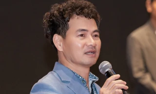 NSND Xuân Bắc ôm chặt đạo diễn Bùi Thạc Chuyên