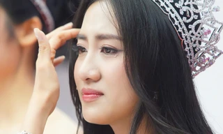 Hoa hậu Hà Trúc Linh khóc