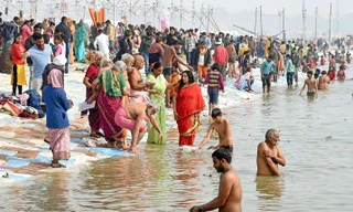 Hàng triệu người tắm chung trong một lễ hội 