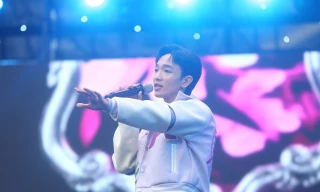 Hàng nghìn khán giả lạc giọng hô tên, hát 'Nàng thơ' theo Hoàng Dũng 