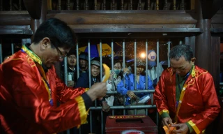 Khoảng một triệu khách về đền Trần, phát hết gần 30 vạn lá ấn 