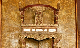 Trước khi bị bẻ gãy, ngai vua triều Nguyễn là ngai vàng duy nhất được bảo tồn nguyên vẹn ở Việt Nam 