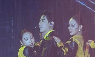 Khán giả đội mưa tầm tã xem Anh trai say hi