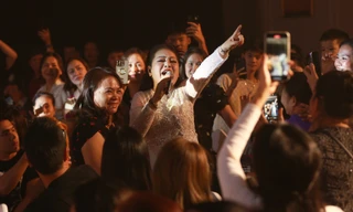 Ca sĩ Anh Thơ vào vai bà đồng nát, diễn hài cùng Xuân Hinh, NSND Tự Long, Xuân Bắc trước 2.000 khán giả 